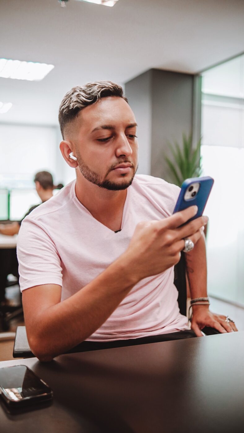 Cliente a falar com uma empresa pelo WhatsApp